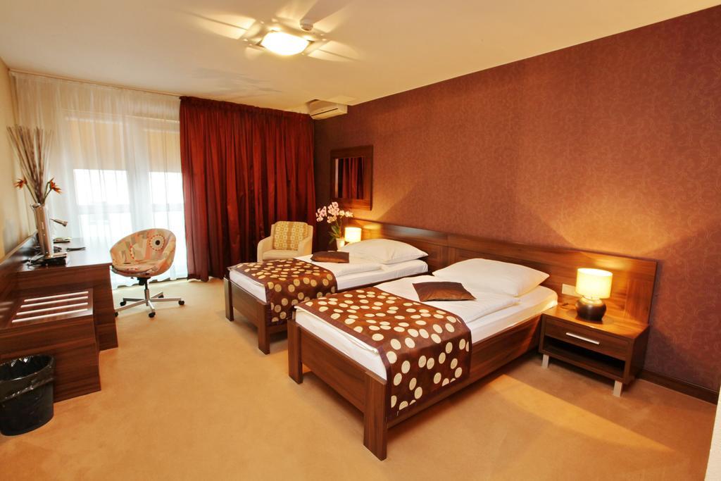City Hotel Nitra With Free Parking Rum bild