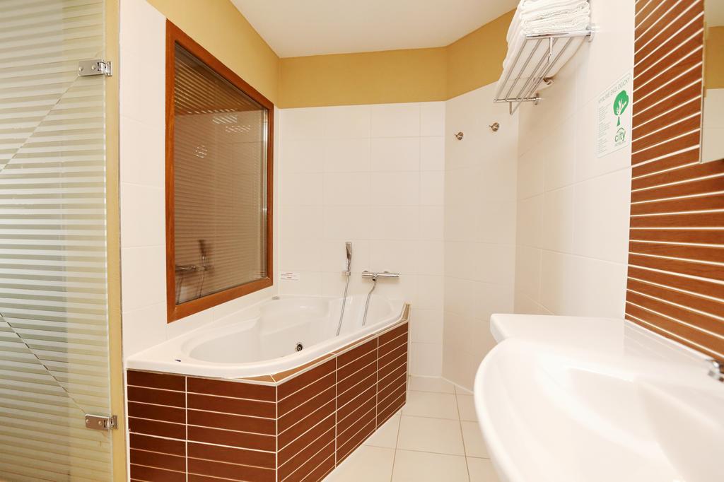 City Hotel Nitra With Free Parking Exteriör bild